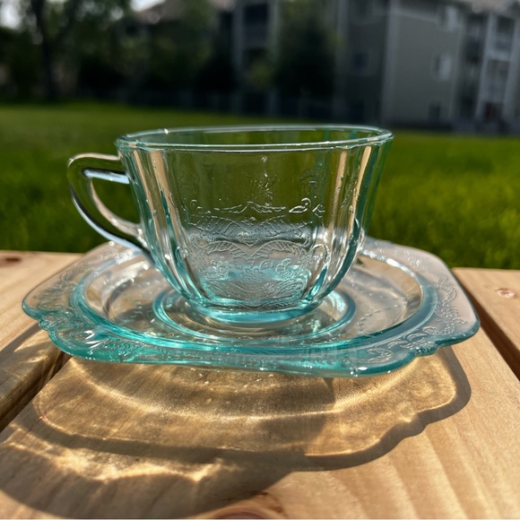 1970 Indiana glass reproduction of 1930 federal depression glass Madrid pattern - Picture 2 of 3